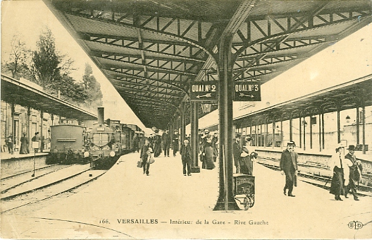 Arrivée des voyageurs venant de Paris avec le train à vapeur. (coll. part.) Arrivée des voyageurs venant de Paris avec le train à vapeur. (coll. part.)