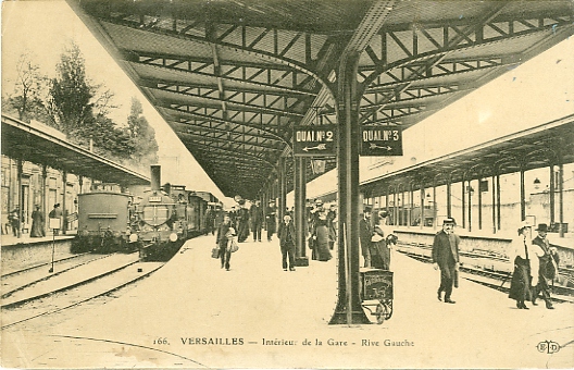 Arrive des voyageurs venant de Paris avec le train  vapeur. (coll. part.)