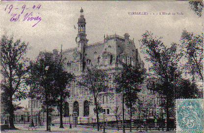 Faade de l’Htel de Ville sur l’avenue de Paris. Le btiment tait encore surmont d’un clocheton. (coll. part.)