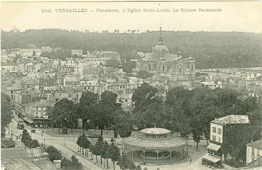 L’église saint Louis et au premier plan le kiosque du square Barascude. Le kiosque se situe à l’emplacement de la gare routière rive-gauche (coll. part.) L’église saint Louis et au premier plan le kiosque du square Barascude. Le kiosque se situe à l’emplacement de la gare routière rive-gauche (coll. part.)