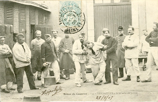 Reconstitution humoristique de la vie de caserne. Editeur : Collection des Galeries Modernes - Scne de Caserne n° 135 - Versailles - A la salle de police. Carte ayant circul 29/07/1905 (coll. part.)