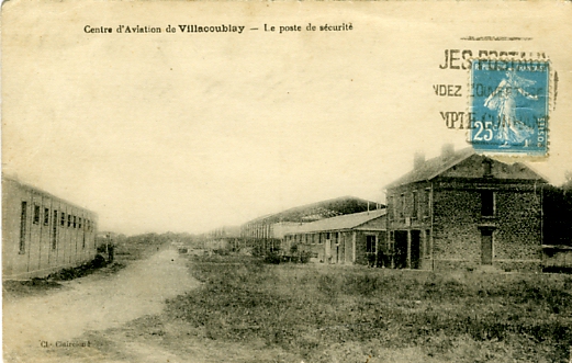 Le poste de sécurité du camp. CPA circulée le 3 mai 1925. (coll. part.) Le poste de sécurité du camp. CPA circulée le 3 mai 1925. (coll. part.)