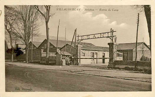 Vue générale de l’entrée du camp. Carte sépia (coll. part.) Vue générale de l’entrée du camp. Carte sépia (coll. part.)