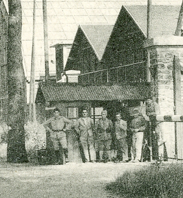 Groupe posant à l’entrée du camp. Groupe posant à l’entrée du camp.