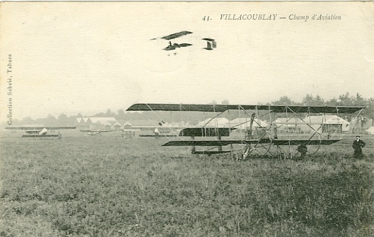 Le terrain d’aviation (coll. part.) Le terrain d’aviation (coll. part.)