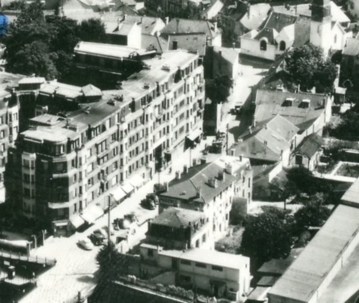 Vue aérienne de la partie commerçante de la rue Rieussec (détail). CPSM N/B bord dentelé. Vue aérienne de la partie commerçante de la rue Rieussec (détail). CPSM N/B bord dentelé.