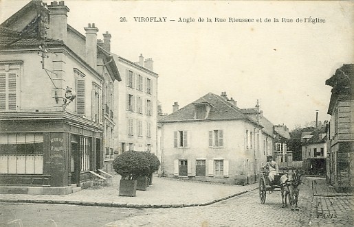 Place de l’Eglise, le carrefour de la rue de Versailles et de la rue Rieussec. Derrire le caf d’angle, le clos Boisseau signal comme trs ancien relais de poste et probablement dpt de crales. CPA  (coll. part.)