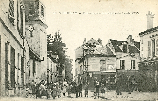 L’glise (ancien oratoire de Louis XIV). Une sortie de mariage. Vue anime prise depuis la place, avec  droite le dpart de la rue Rieussec. En face une picerie - dbit de vin. A gauche le presbytre. CPA Ch Berillot, Paris. Collection Viroflay n° 19. (coll. part.)