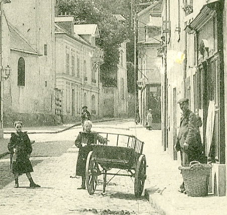 A la pose devant l’picerie. Au fond  droite, le caf des Aviateurs, face  l’glise St Eustache.