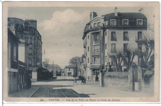 Le bas de la rue de la Ville-en-Pierre. A droite mur du jardin avec ses arbres ttards. Coll. part