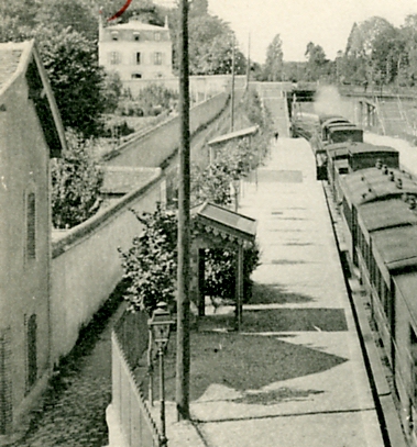 La voie et le quai de Bretagne. Il subsiste l’immeuble de la gare, mais dsaffect.  Il existe dj une sente remontant sur la rue Rieussec. C’est  ce niveau qu’a t ensuite ouverte une voie supplmentaire pour les rapides.