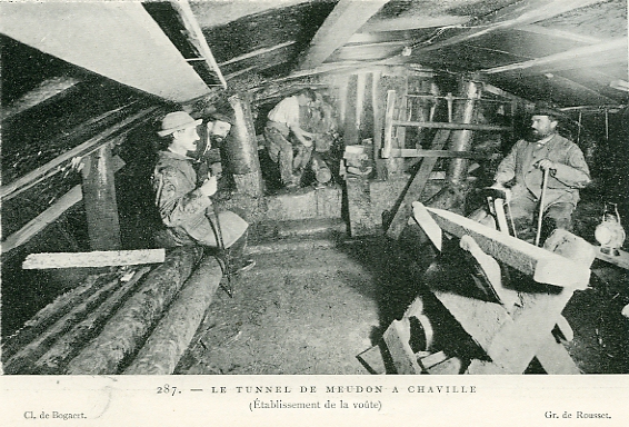 Une autre scne du percement du tunnel ferroviaire Meudon-Chaville. On distingue le boisage de la galerie qui vient d’tre creuse  partir du plancher haut du bouclier. A part la diffrence du creusement sous pression, les tunneliers modernes suivis du train de pose des voussoirs en bton gardent le principe.