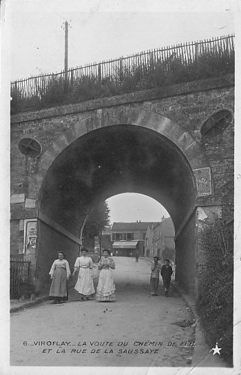 On affichait dj partout sur le pont. Au fond, le caf A la Descente de Bois barrait encore la rue. CPA  l’toile. (coll. part.)