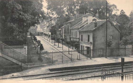 Vue prise depuis la passerelle de l’ancienne gare et du haut de la rue Dailly avec de jeunes plants d’arbres. On note au premier plan le petit muret de remise  niveau de la dernire voie surmont d’une gille. A droite, dpart de la sente du Grand Chalet, gratifi d’un bec de gaz, et  gauche la lin du mur du parc du Grand Chalet amorce la passerelle. CPA A. Bourdier Imp. Ed. Versailles, non circule.