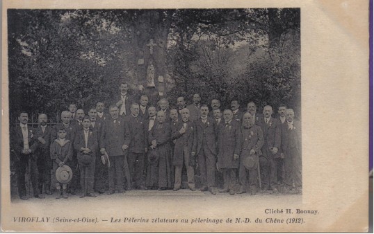 Photo de groupe en 1912 pose devant le Chne. CPA clih H. Bonnay. Coll. part.